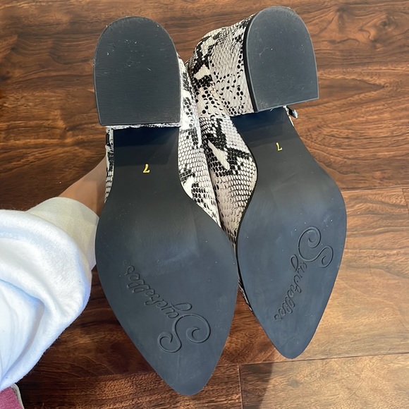 NWT Seychelles Chaparral Ankle Bootie Embossed Snake Print Black White P… - Picture 9 of 10